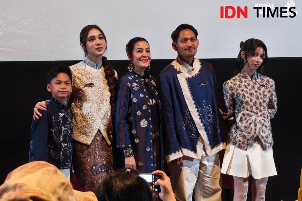 Potret Lulu Tobing bersama cast lain saat konferensi pers film Yang Lain Boleh Hilang Asal Kau Jangan yang digelar di Jakarta, Jumat (8/5/20