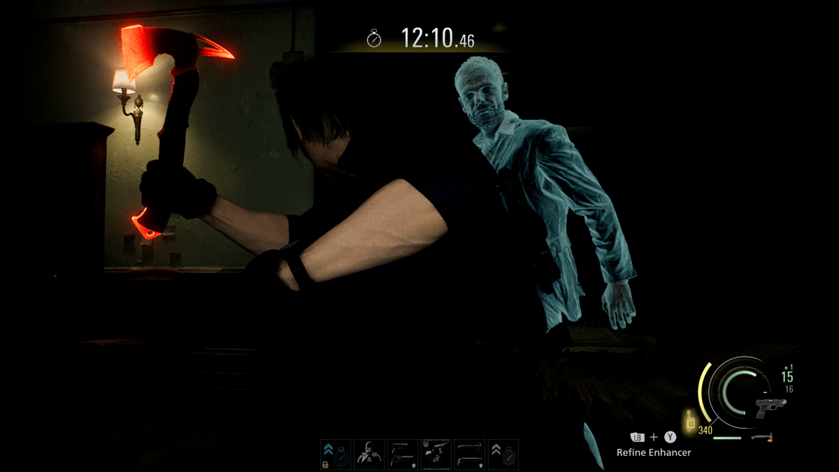 Karakter game memegang kapak bercahaya merah menghadapi sosok hantu transparan di ruangan gelap dalam mode Leon Must Die Forever.