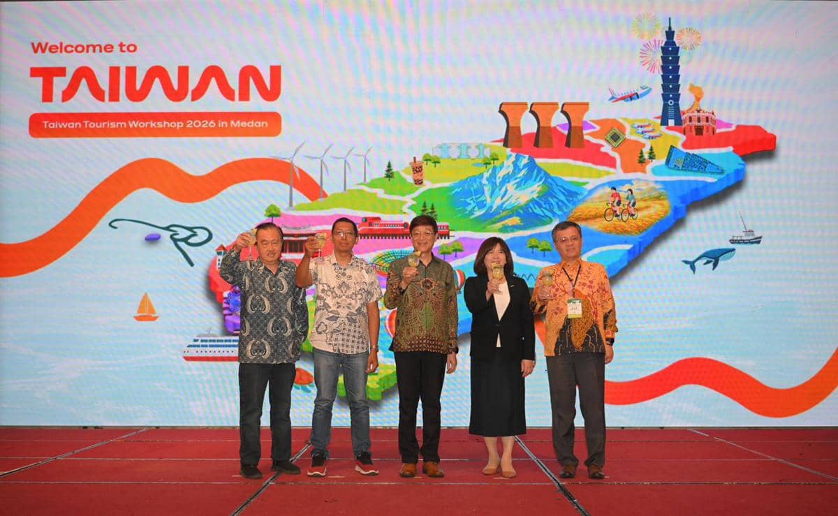 Lima orang berpose di atas panggung dengan latar belakang bertema Taiwan pada acara Taiwan Tourism Workshop 2026 di Medan.