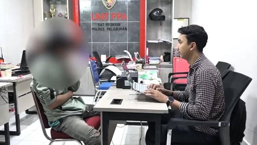 Pria berinisial SI (kiri) di Kota Makassar ditangkap usai memperkosa adik kandungnya, Jumat (8/5/2026). Dok. Polrestabes Makassar