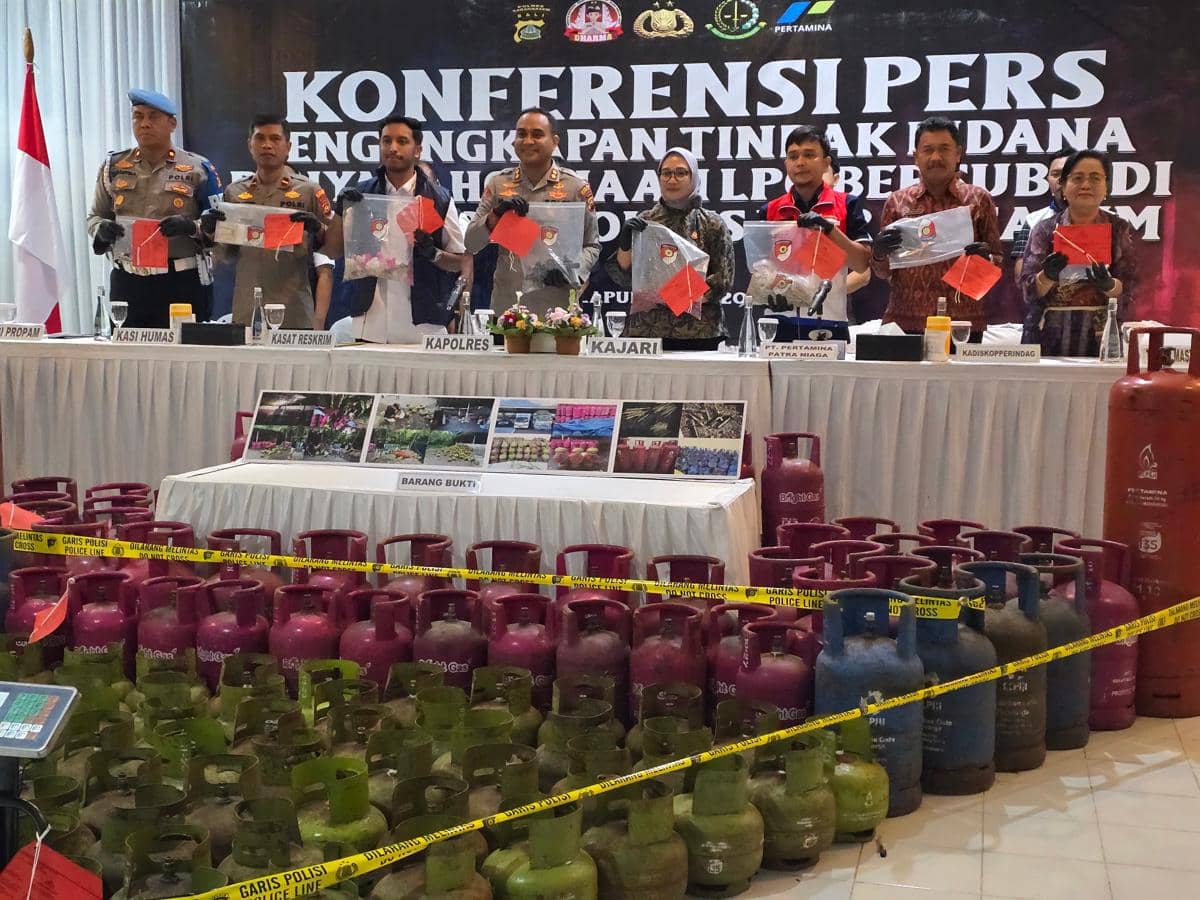 Kapolres Karangasem Made Santika menunjukan barang bukti kasus pengoplosan gas elpiji subsidi. (IDN Times/Wayan Antara)