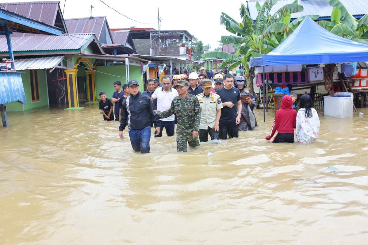 Bupati Bone Andi Asman meninjau lokasi terdampak banjir, Jumat pagi (8/5/2026). (Dok. Pemkab Bone)