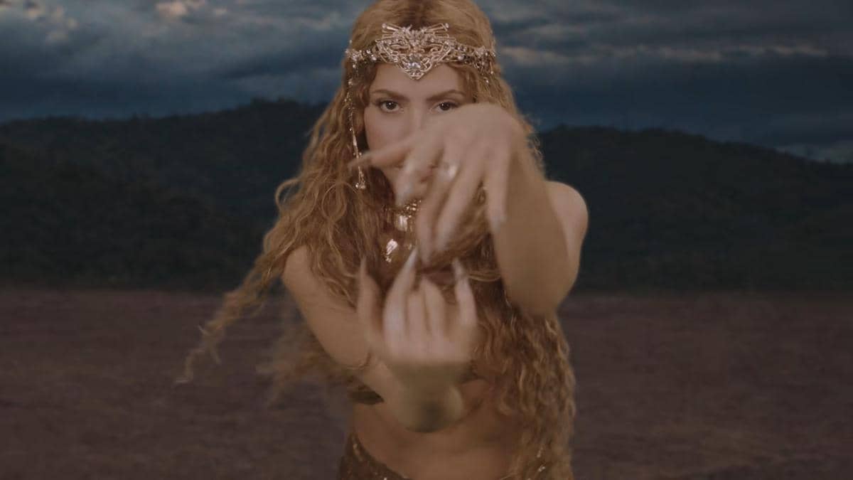 Shakira Kenakan Headpiece Karya Desainer Indonesia, Rinaldy Yunardi