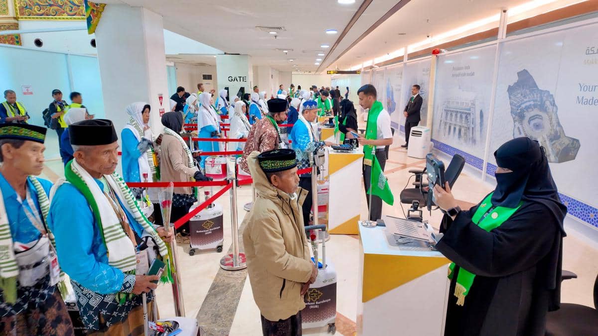 Pemeriksaan dokumen jemaah calon haji di Bandara Internasional Juanda saat memasuki Makkah Route