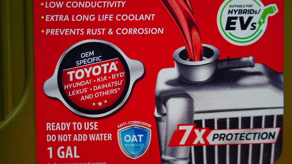 Label cairan pendingin mobil 1 galon dengan teknologi OAT, cocok untuk mobil listrik dan hybrid, serta melindungi dari karat dan korosi.