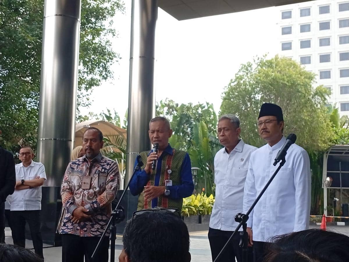 Menteri sosial Syaifullah Yusuf dan Wamensos Agus Jabo usai audiensi di Gedung KPK Jumat (8/5/2026). 