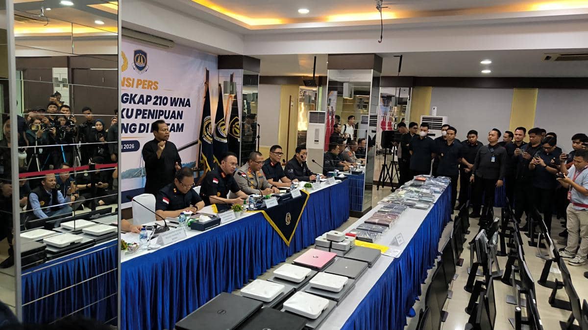 Imigrasi Jaring 210 WNA Penipu Investasi Daring di Batam