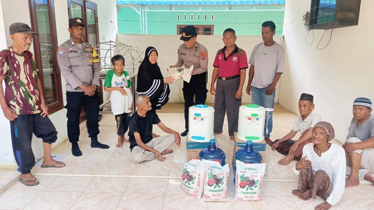 Polsek Teluk Mengkudu Sergai Santuni Panti Jompo dan ODGJ