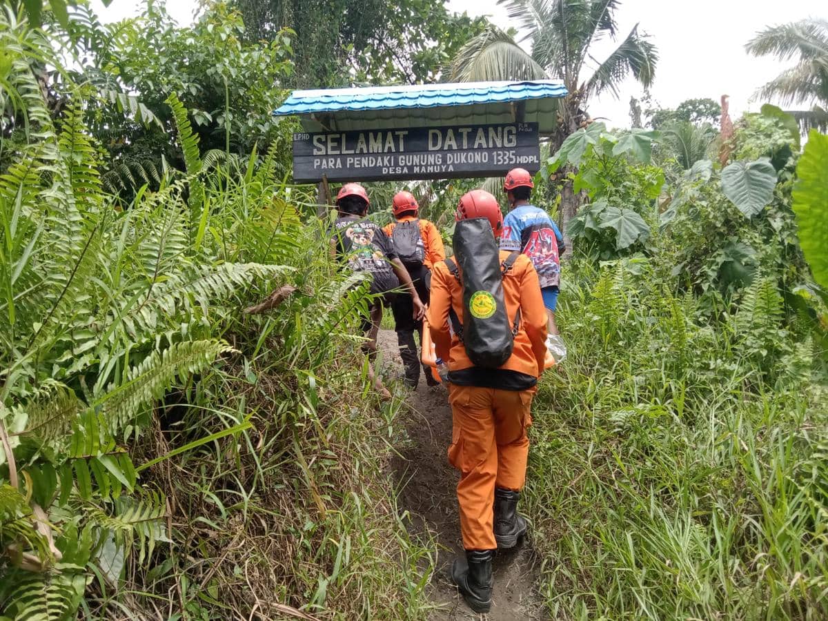 Tim SAR gabungan berupaya mengevakuasi 20 pendaki terjebak saat Gunung Dukono meletus, Jumat pagi (8/5/2026). (Dok. Basarnas Ternate)