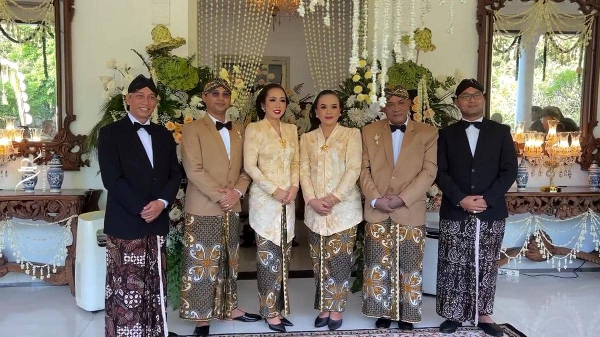 gaya keluarga di pernikahan anak Soimah (instagram.com/mamuktukangmakeupjogja)