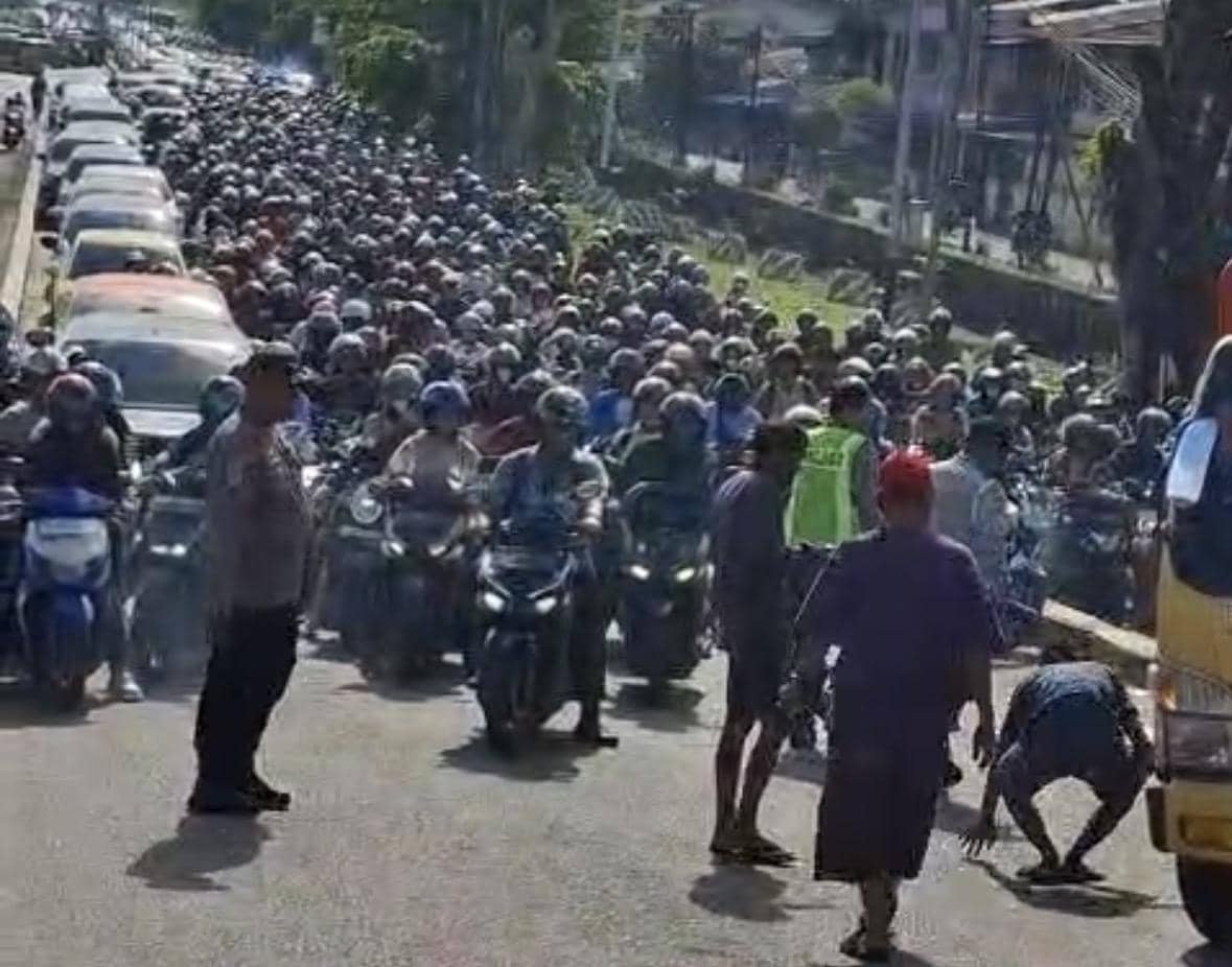 Truk Gagal Nanjak Hantam Pembatas Jalan, Macet Parah di Jembatan Kapuas