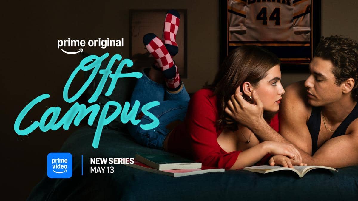Dua orang muda berbaring di tempat tidur saling menatap dengan mesra, di sekeliling mereka terdapat buku dan tulisan Off Campus dari Prime Video.