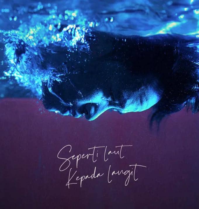Sampul lagu berjudul Seperti Laut kepada Langit menampilkan wajah seseorang di bawah air dengan pencahayaan biru dan ungu artistik.
