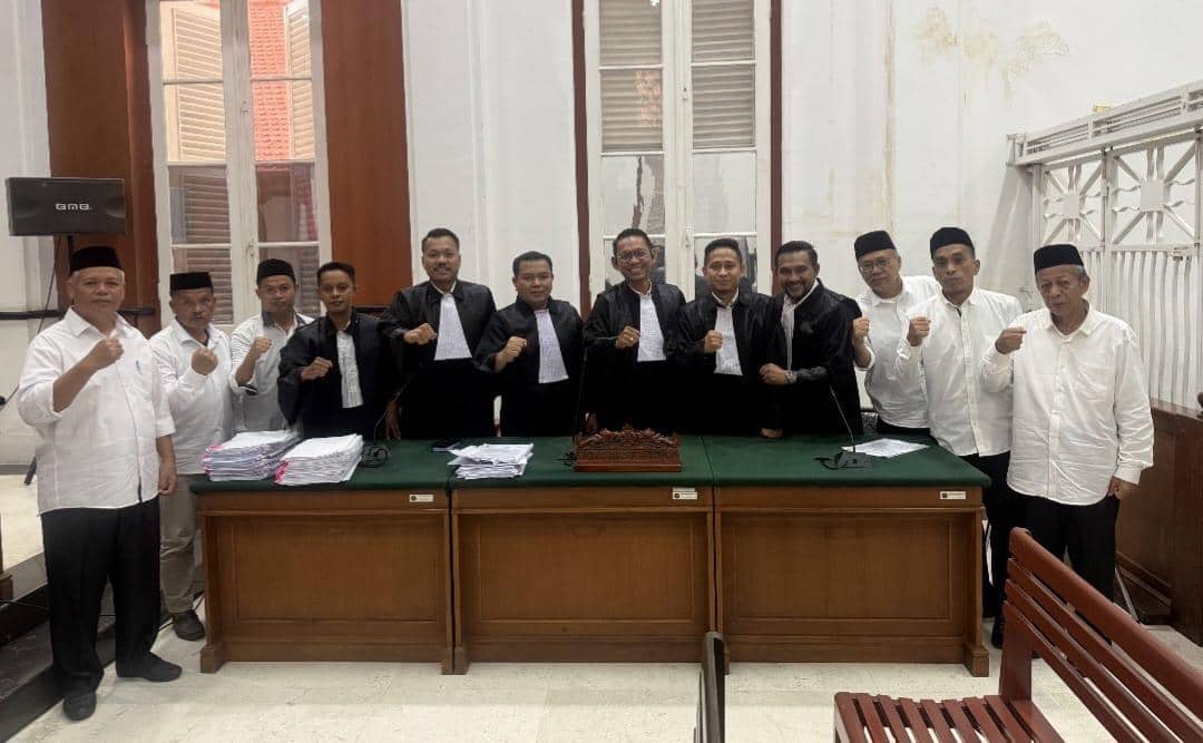 Enam terdakwa kasus dugaan korupsi dana Baznas Enrekang bersama tim kuasa hukum berpose di ruang sidang Pengadilan Negeri Makassar.