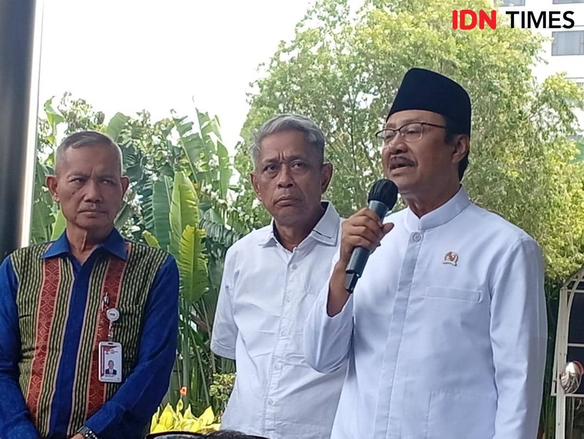 Menteri sosial Syaifullah Yusuf dan Wamensos Agus Jabo usai audiensi di Gedung KPK Jumat (8/5/2026). 
