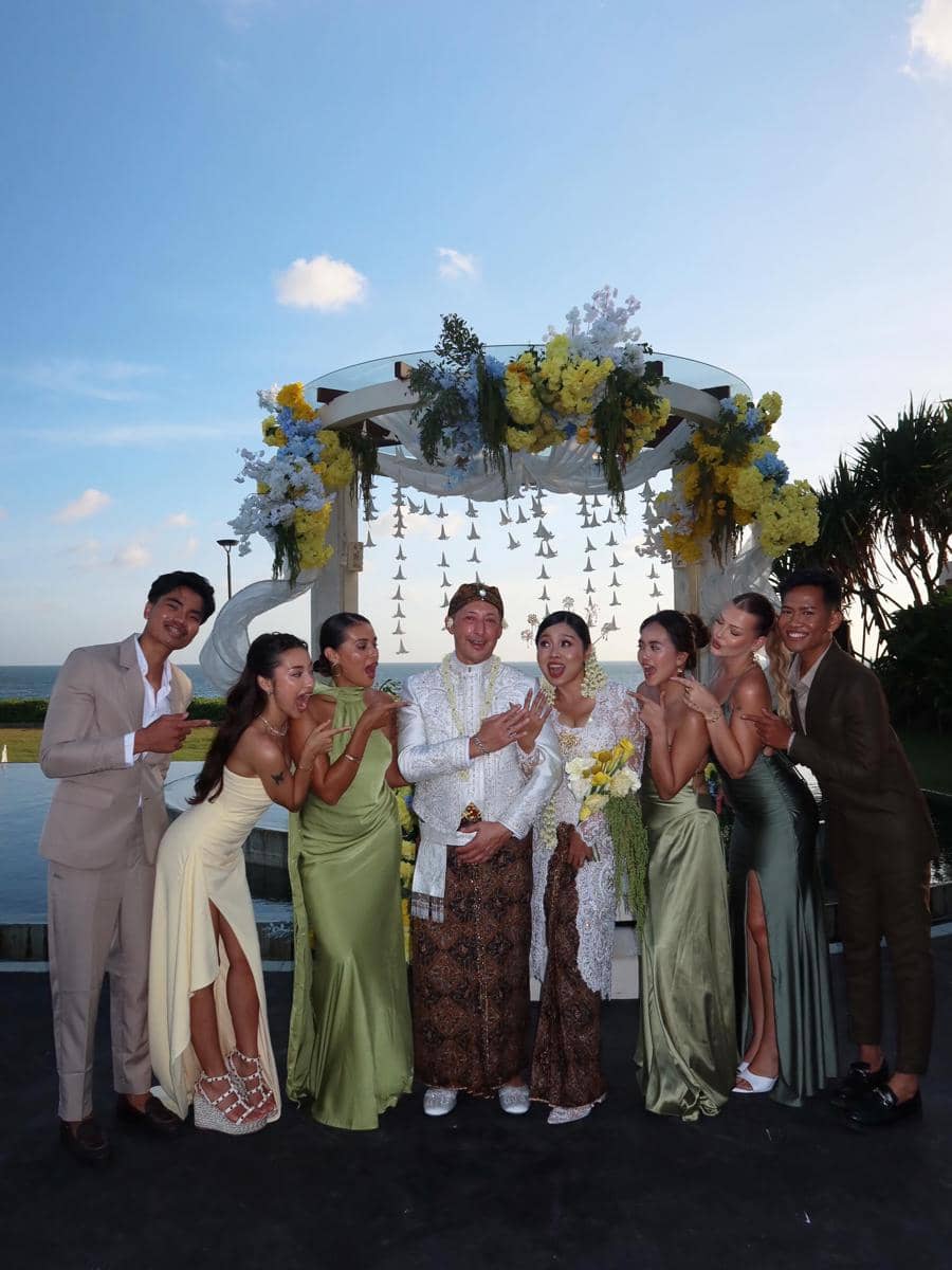 Gaya Tamu dan Keluarga di Nikahan Ayah Jennifer Coppen