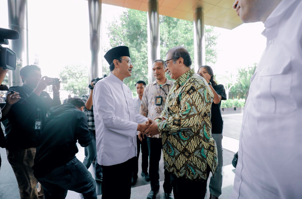 Menteri sosial Syaifullah Yusuf dan Wamensos Agus Jabo usai audiensi di Gedung KPK Jumat (8/5/2026). 