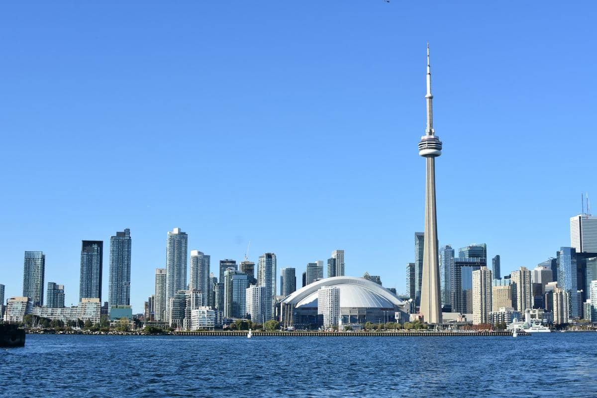 Potret CN Tower di Toronto, Kanada