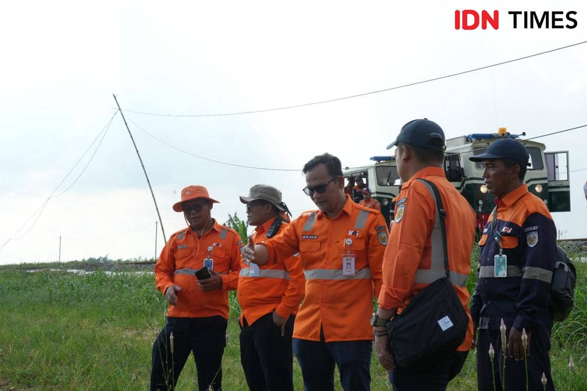 Cegah Hambatan Perjalanan, Petugas Periksa Jalur Rel Tawang-Cepu