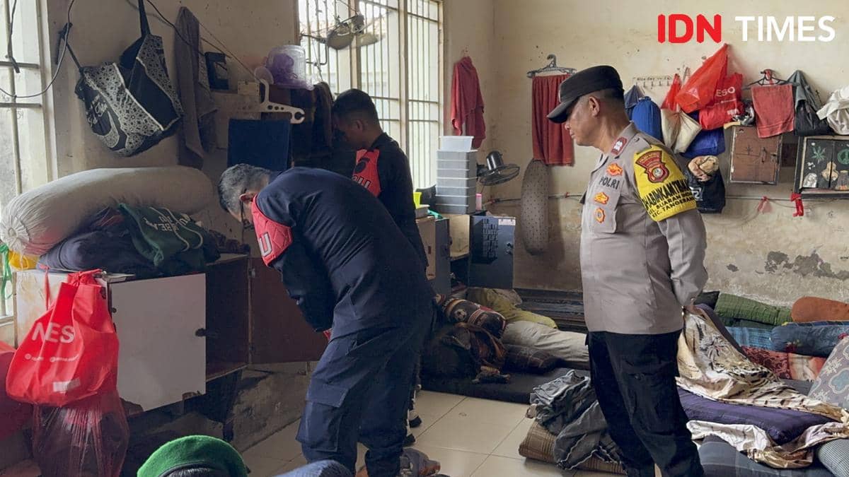 Petugas gabungan memeriksa kamar narapidana di Lapas Pemuda Kelas IIA Tangerang dengan kondisi kamar penuh barang dan tempat tidur sederhana.