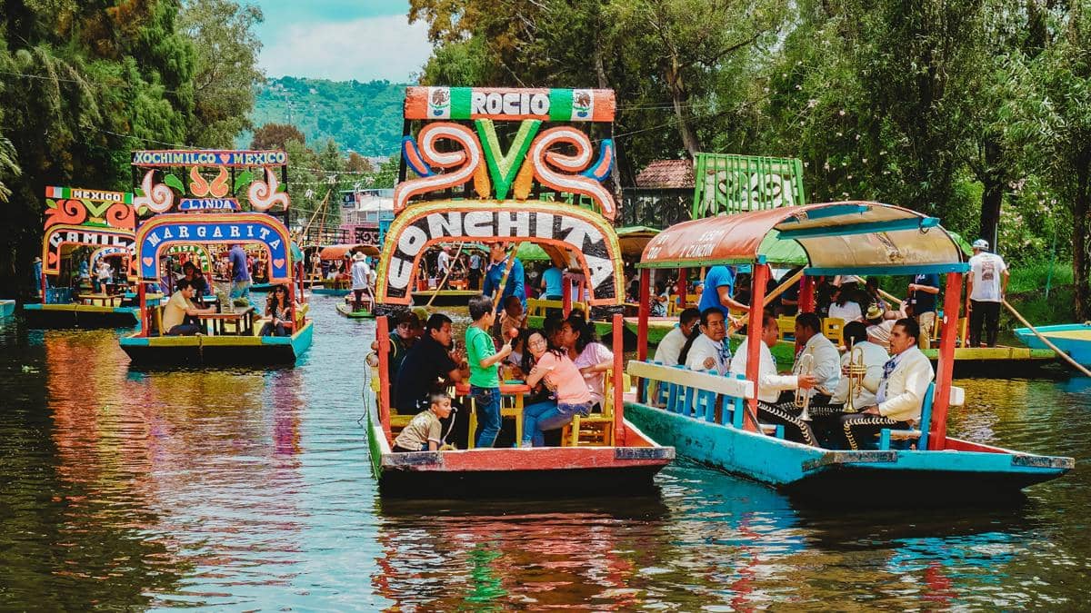 Potret wisatawan naik perahu di Xochimilco, Mexico City, Meksiko 
