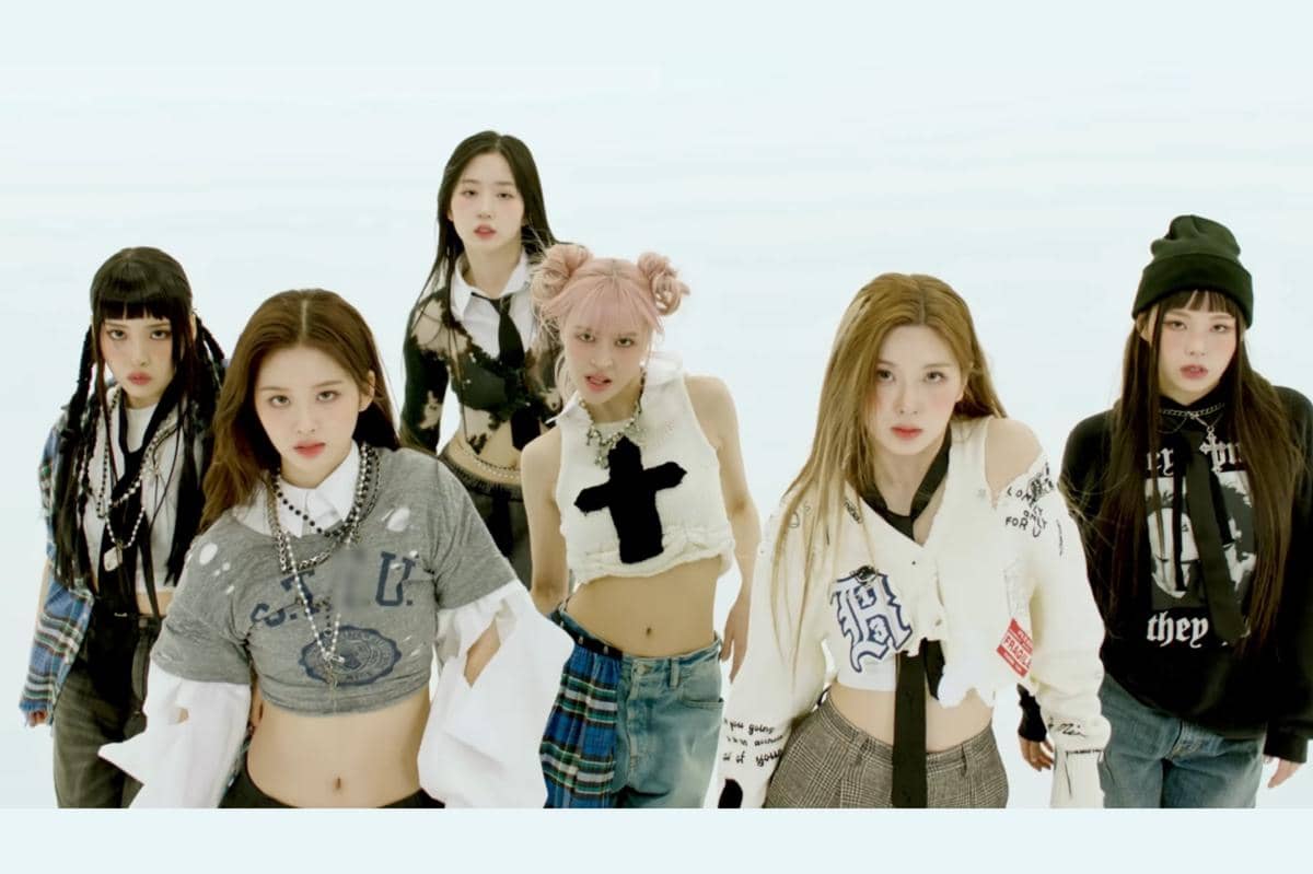 potret anggota NMIXX dalam MV "Love Me Like This"