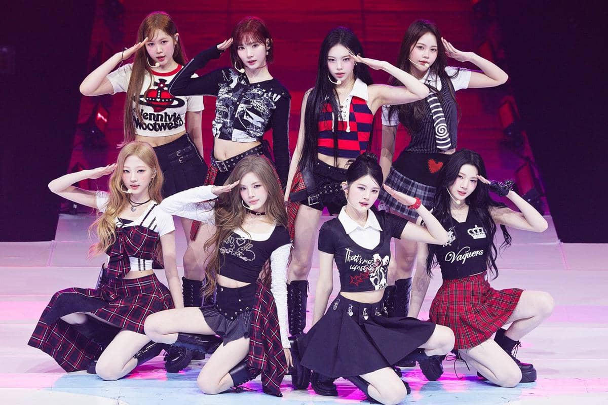 potret anggota Hearts2Hearts dalam performance untuk fanmeeting HEARTS 2 HOUSE