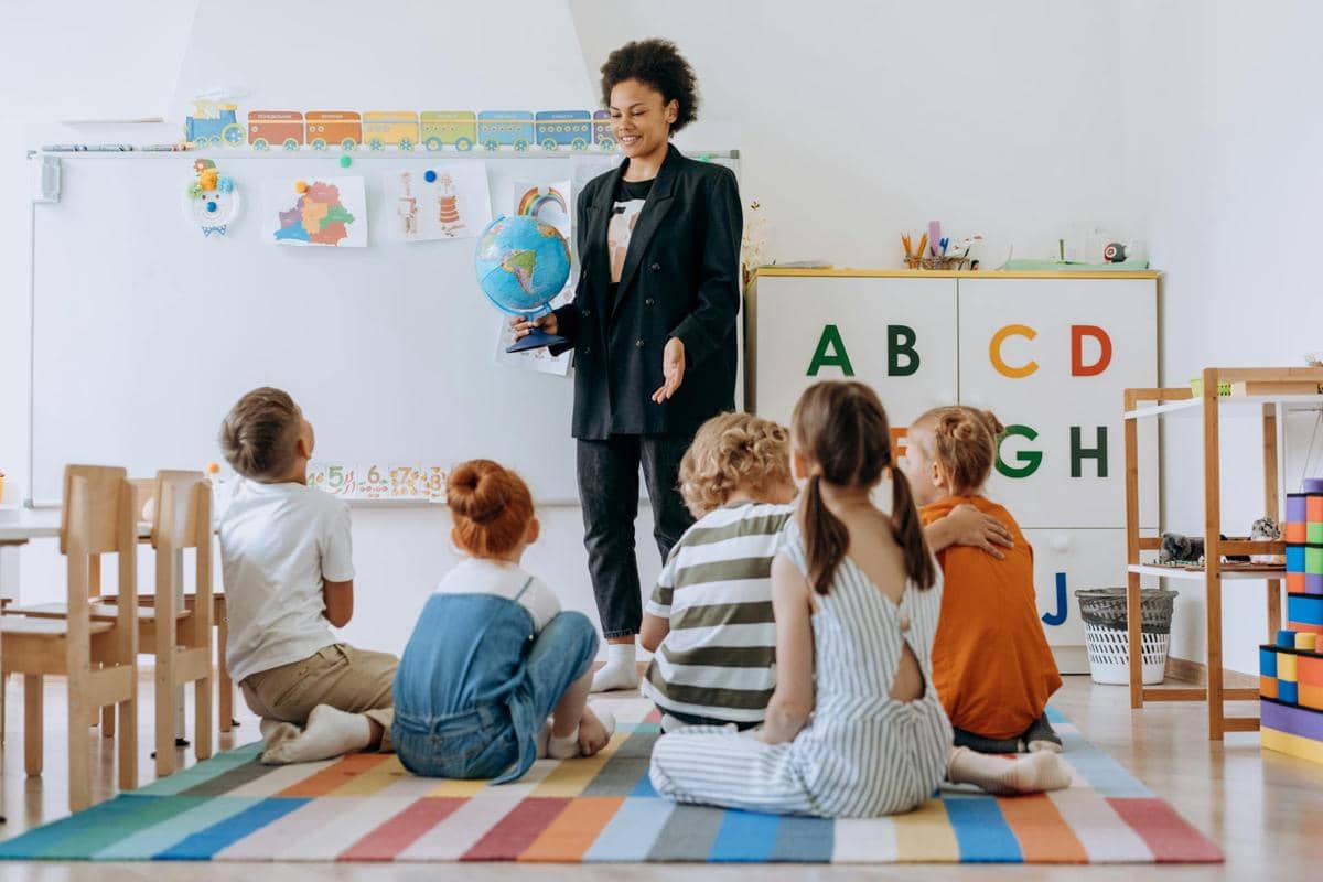 ilustrasi kegiatan anak di daycare