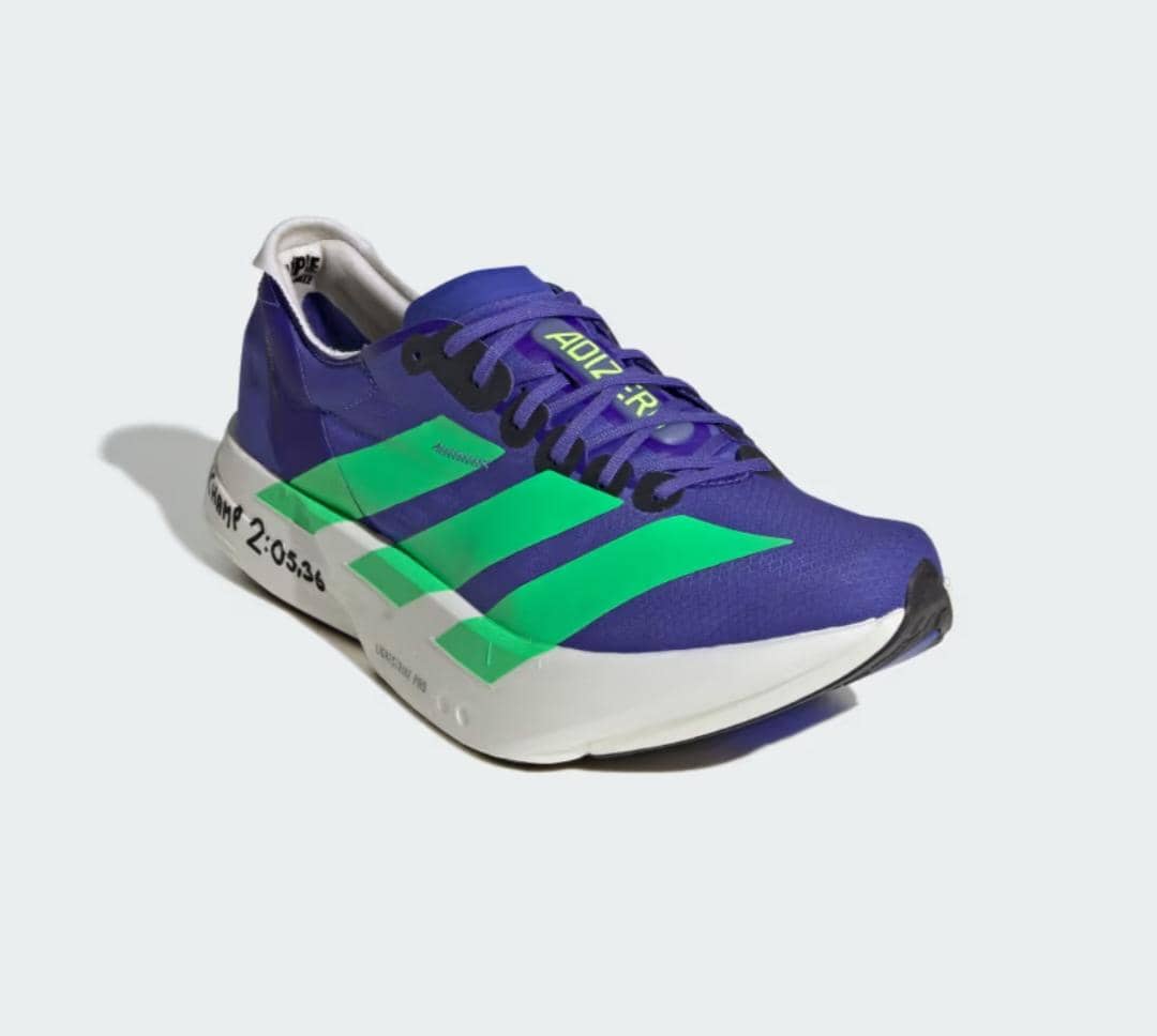 Sepatu lari Adidas Adizero Adios Pro 4 berwarna biru dengan tiga garis hijau di sisi dan sol tebal putih untuk performa maksimal.