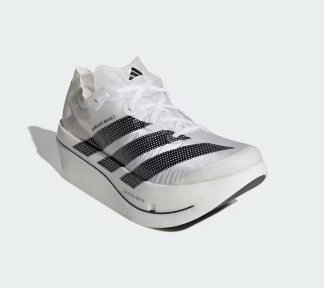 Sepatu lari Adidas Adizero Adios Pro Evo 3 berwarna putih dengan aksen hitam dan desain sol tebal untuk performa maksimal.