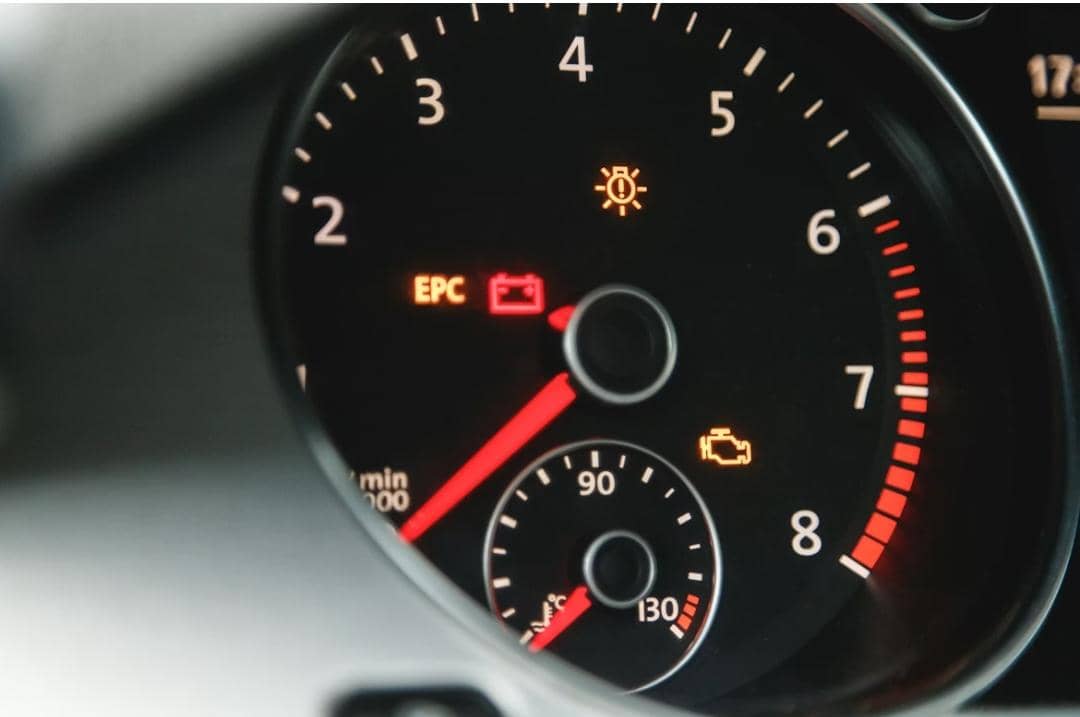 4 Penyebab Lampu Indikator Mesin Mobil Menyala, Cek!