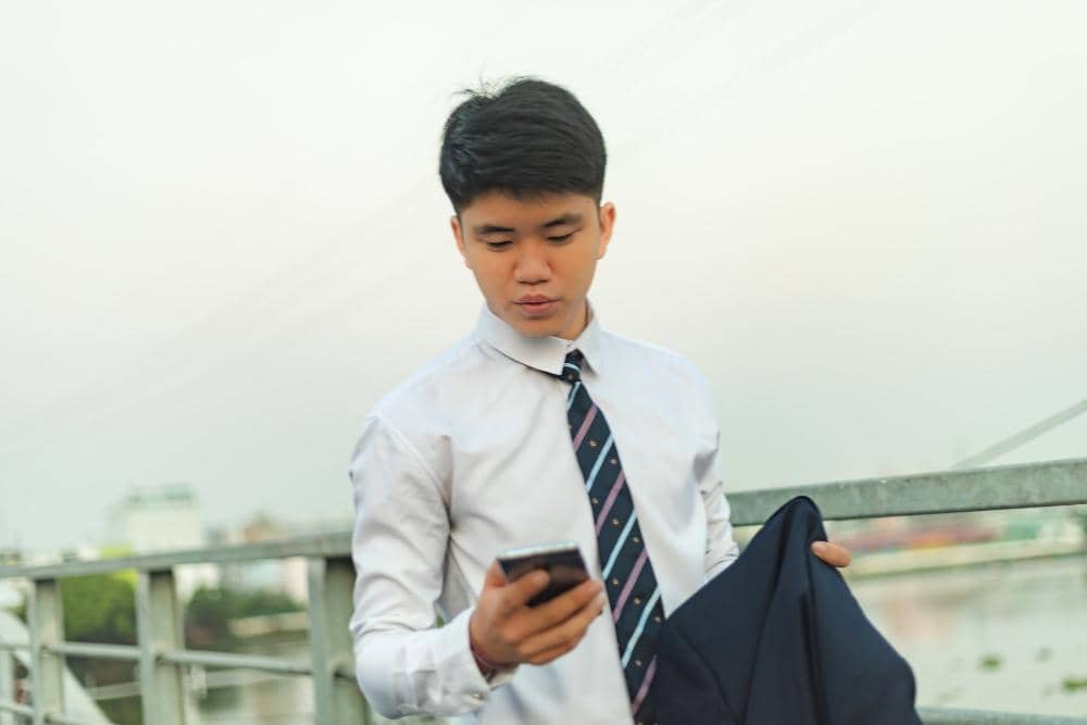 ilustrasi laki-laki menggunakan handphone