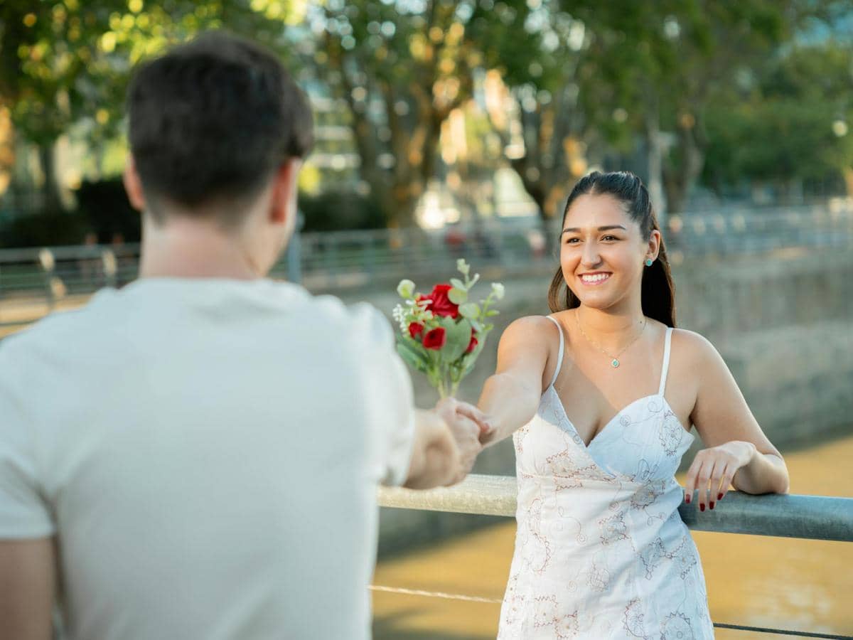 5 Ciri Orang Narsistik Saat First Date, Awas Love Bombing!