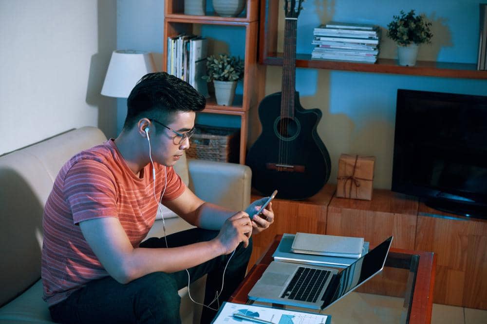 ilustrasi seseorang mendengarkan musik melalui headset kabel