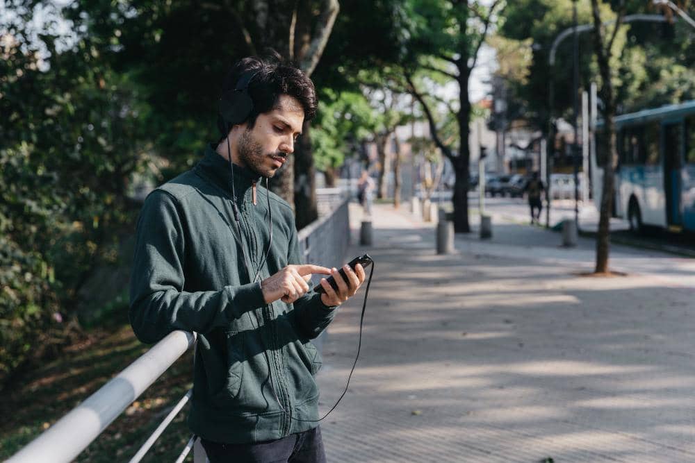 Alasan Gen Z Mulai Balik Lagi ke Headset Kabel, Pakai Juga?