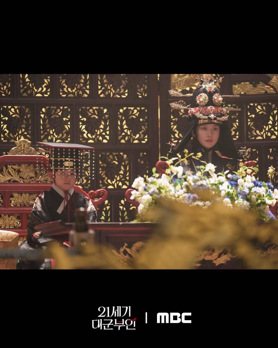Kim Eun Ho dan Gong Seung Yeon di Perfect Crown