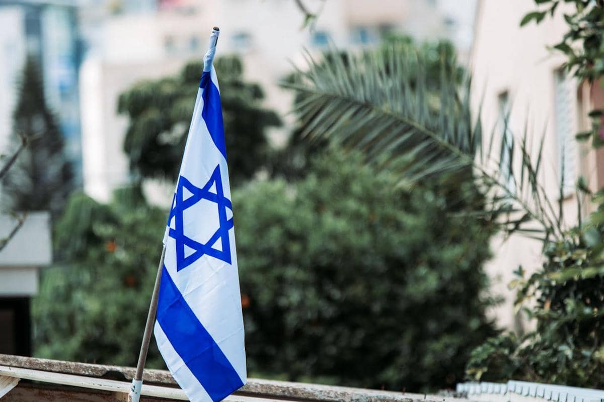 Bendera Israel sedang berkibar.