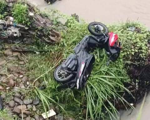 Pengendara Motor Jatuh di Sungai Araskabu, Polisi Evakuasi Pakai Tandu