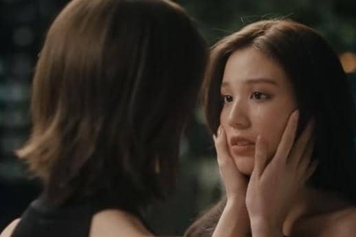 Dua perempuan saling berhadapan dengan ekspresi emosional, salah satunya memegang wajah yang lain dalam adegan drama Moonshadow.