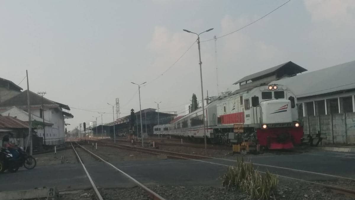 potret kereta api modern era trem kota