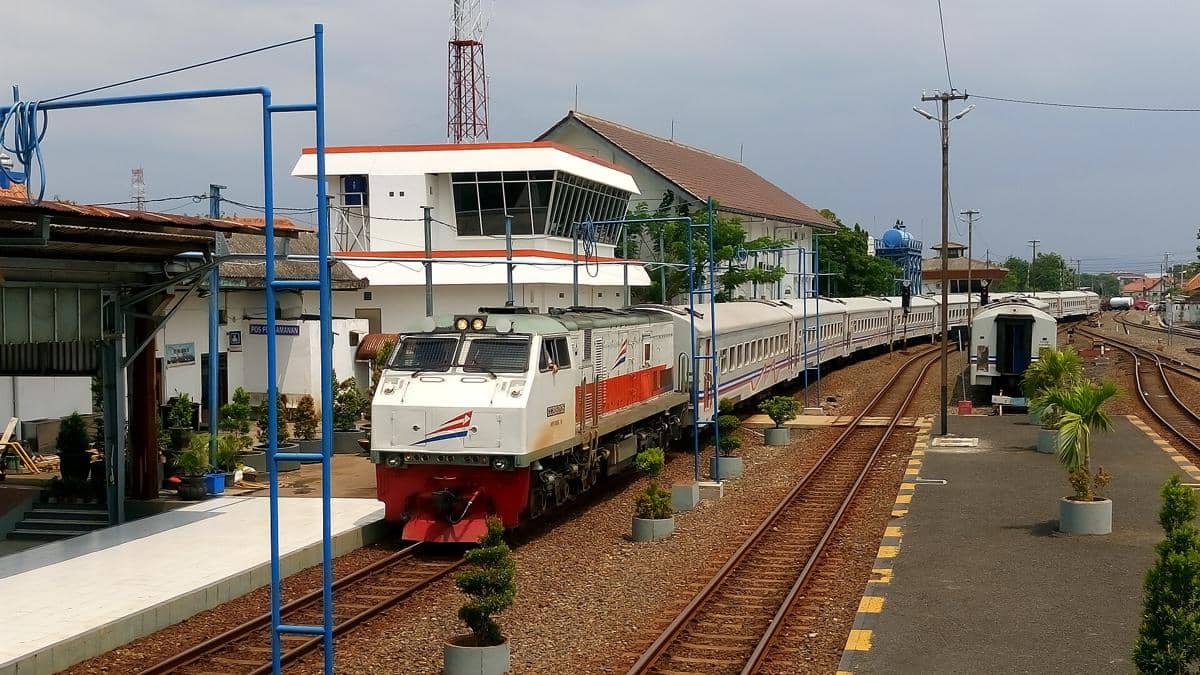 7 Fakta Sejarah Kereta Api di Indonesia, dari Warisan VOC hingga Whoosh