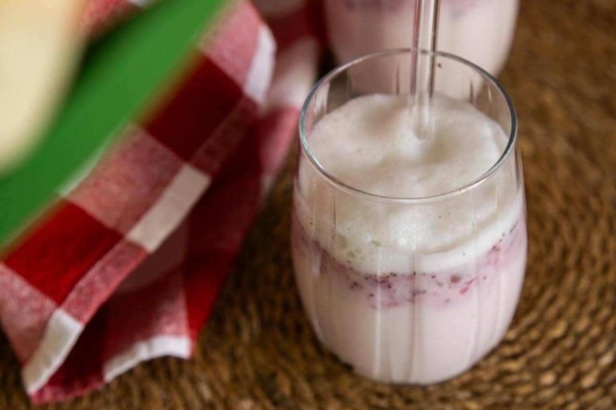 ilustrasi ube coconut shake 
