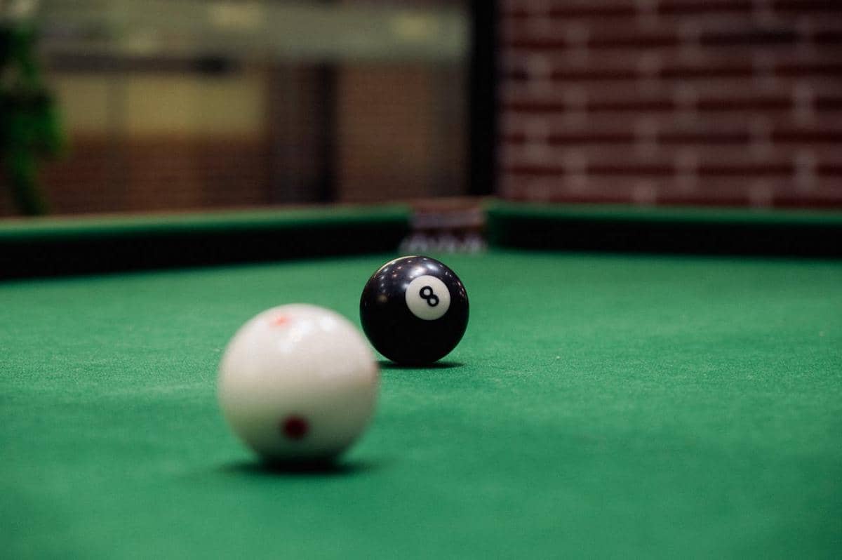 ilustrasi tempat billiard