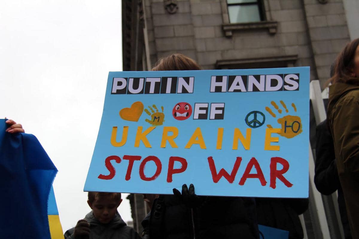 Warga sedang melakukan demonstrasi untuk mendesak Rusia berhenti menyerang Ukraina.