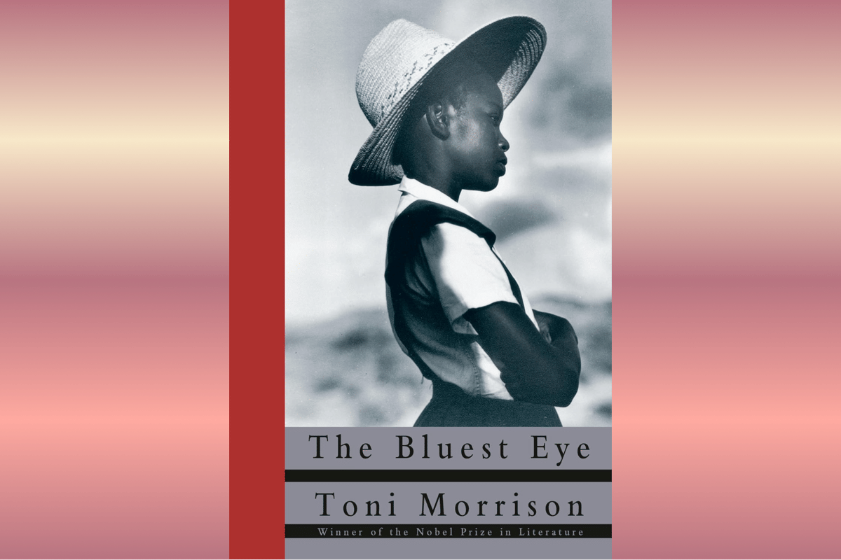 Sampul buku The Bluest Eye karya Toni Morrison menampilkan foto hitam putih seorang gadis muda mengenakan topi lebar dan berdiri menyamping.