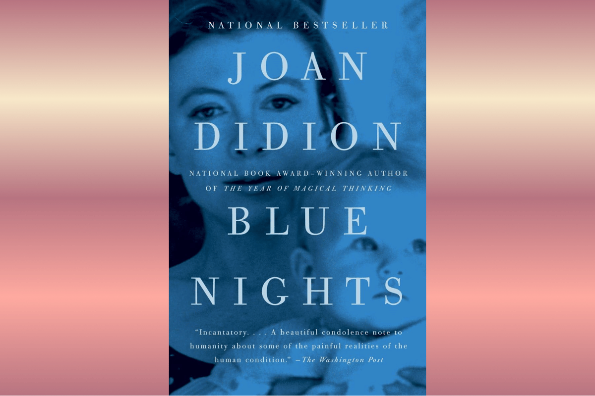 Sampul buku Blue Nights karya Joan Didion dengan latar berwarna biru menampilkan wajah seorang perempuan dan anak kecil.