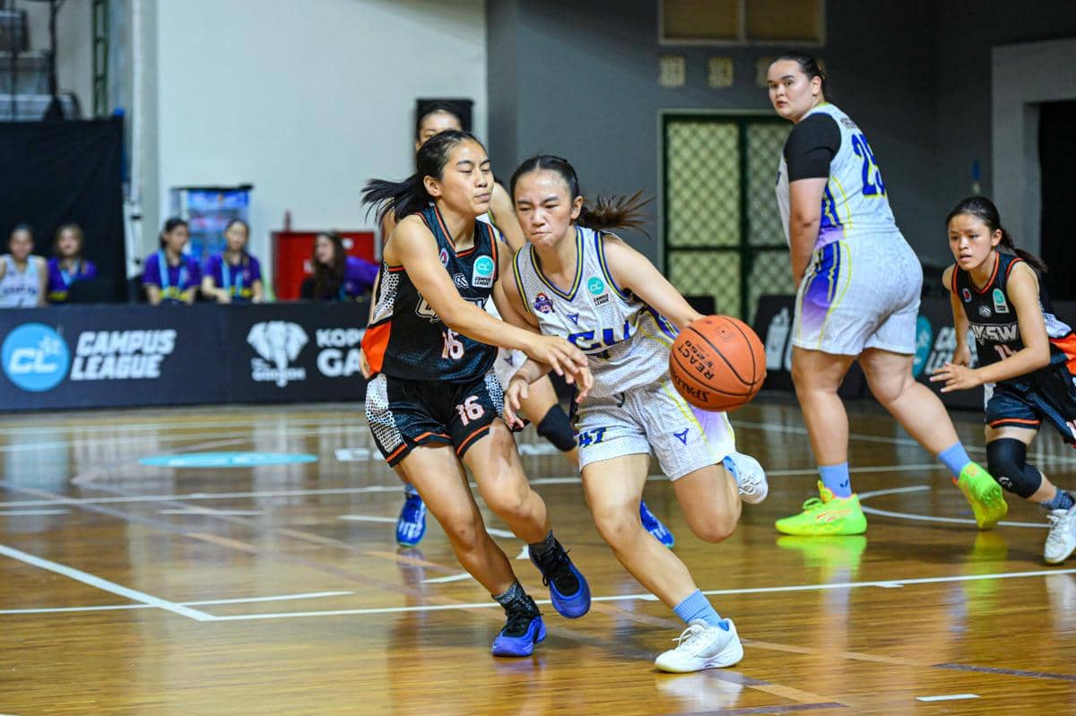 Pemain basket putri dari dua tim universitas bersaing ketat memperebutkan bola dalam pertandingan Campus League Basket Regional Yogyakarta 2026.