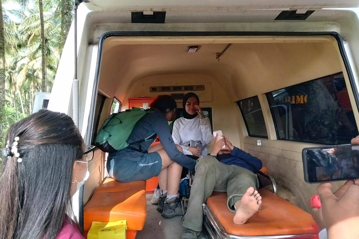 Pendaki terdampak erupsi Gunung Dukono yang berhasil dievakuasi berada di dalam mobil ambulans di Kabupaten Halmahera Utara, Maluku Utara, J