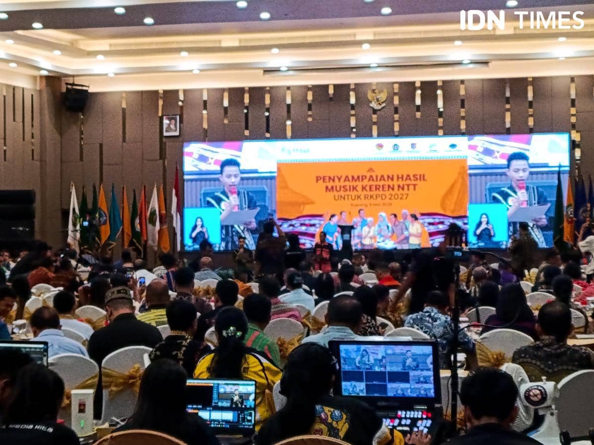 Peserta menghadiri Musrenbang NTT dengan tema penyampaian hasil Musik Keren NTT untuk RKPD 2027 di sebuah aula besar.