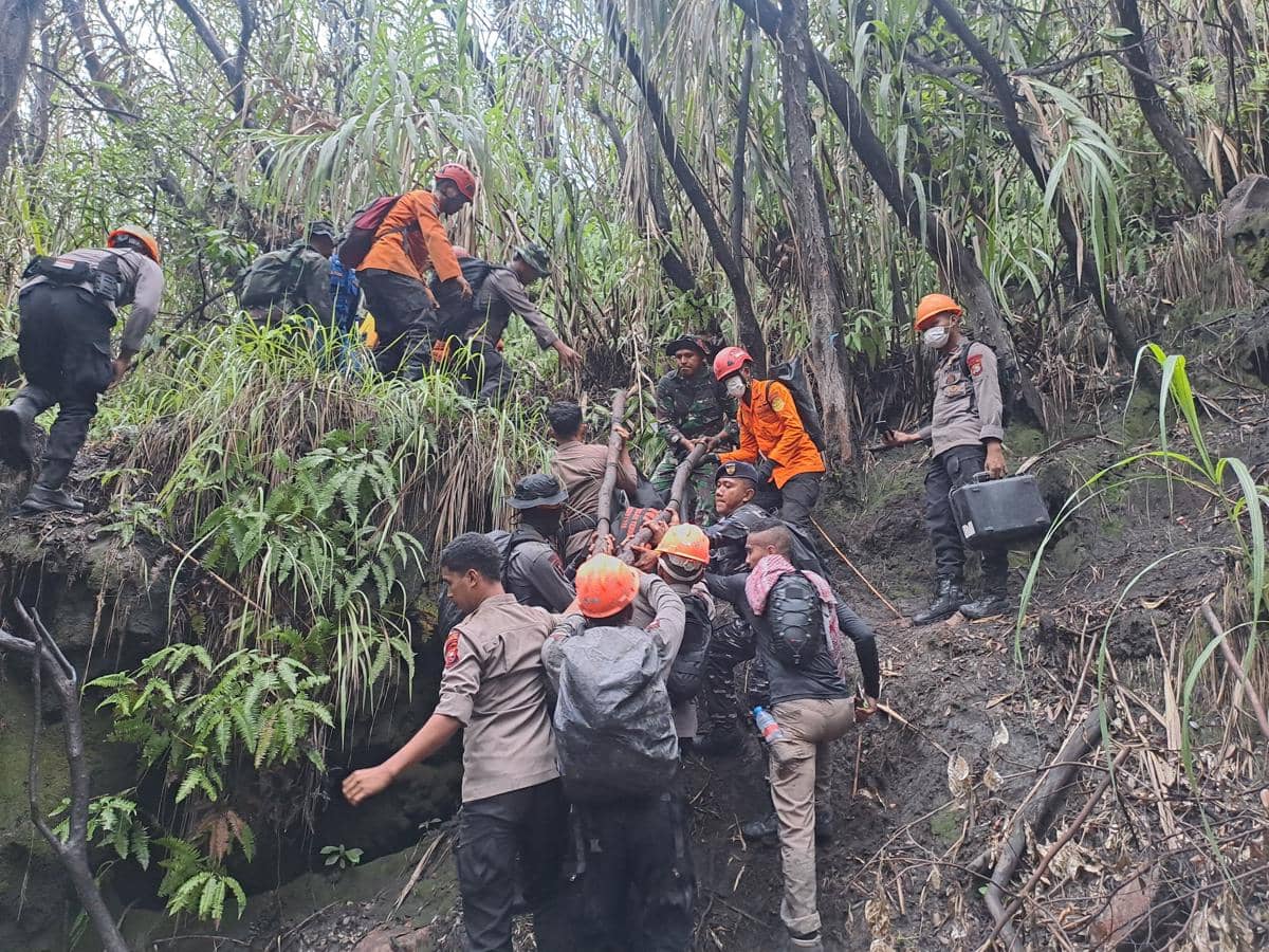 Tim SAR gabungan mengevakuasi satu pendaki WNI yang ditemukan meninggal dunia di sekitar bibir kawah Gunung Dukono, Halmahera Utara, Sabtu (9/5/2026). (Dok. Basarnas Ternate) 